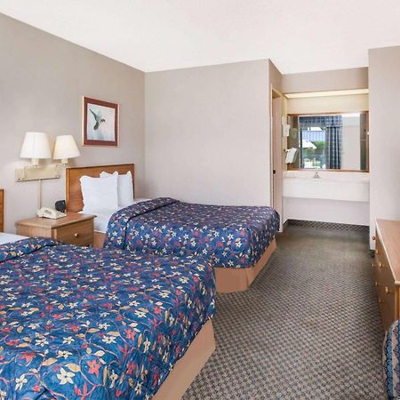 Days Inn By Wyndham Seguin Tx Exteriör bild
