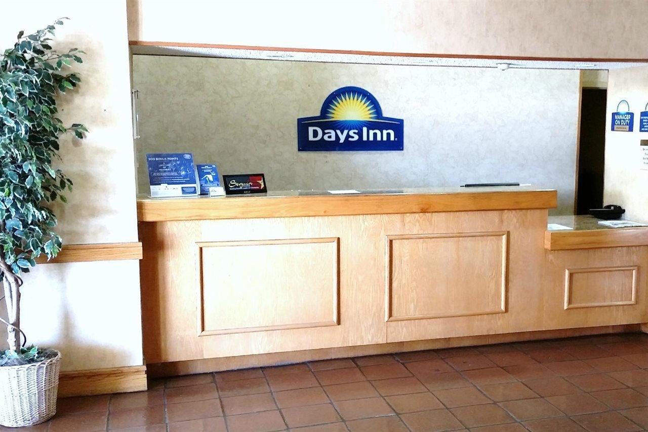 Days Inn By Wyndham Seguin Tx Exteriör bild